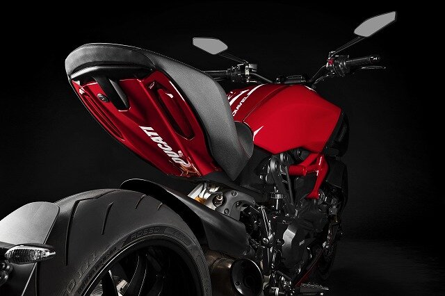DUCATI/ドゥカティ/Ducati/マットカラー!美品！cardo付インカム Cardo インカムの革命？！これまでにない便利さと音響設備